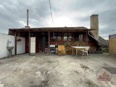 Egyedi, fával burkolt tetőtéri otthon Vácon, napfényes 60 m²-es terasszal – 2. kép