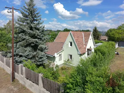 Felújított kis családi ház Václigeten – nyugalom, 553 m² telek, bővíthető tetőtér – 3. kép