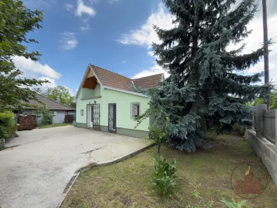 Felújított kis családi ház Václigeten – nyugalom, 553 m² telek, bővíthető tetőtér – 2. kép