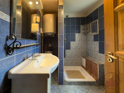 Felújított kis családi ház Václigeten – nyugalom, 553 m² telek, bővíthető tetőtér – 13. kép