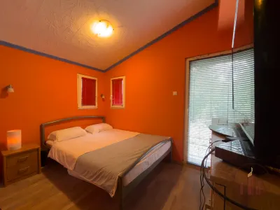 Felújított kis családi ház Václigeten – nyugalom, 553 m² telek, bővíthető tetőtér – 12. kép