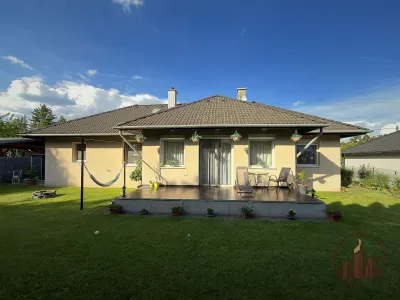 Kandallós, kulcsrakész családi ház Szadán – önálló, 564 m² telek, garázzsal – 2. kép