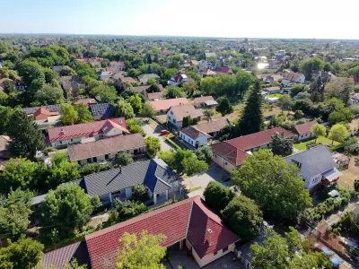 Dunaharasztin eladó emeleti + tetőtéri lakás saját kerttel, medencével és garázzsal – 3. kép