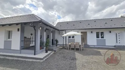 Gyömrő központjában eladó egy újszerű, egyszintes, 4 szobás, dupla-komfortos önálló családi ház.