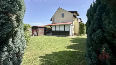 Tárolókapcsolatos sorházi lakás, saját 160 m2 kertrésszel eladó
