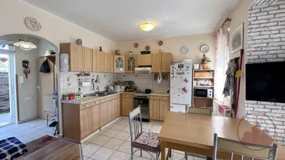 Tárolókapcsolatos sorházi lakás, saját 160 m2 kertrésszel eladó – 11. kép