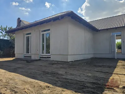 Ikerház, nagy telekkel és különálló Garázzsal!