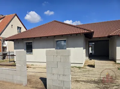 3 szobás ikerház, közös fal nélkül, fűtött garázzsal