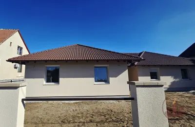 3 szobás ikerház, közös fal nélkül, fűtött garázzsal – 6. kép