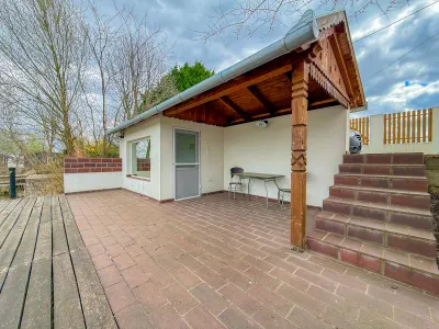 Egyedi tervezésű pince és otthonos faház, karnyújtásnyira a vízparttól, saját stéggel