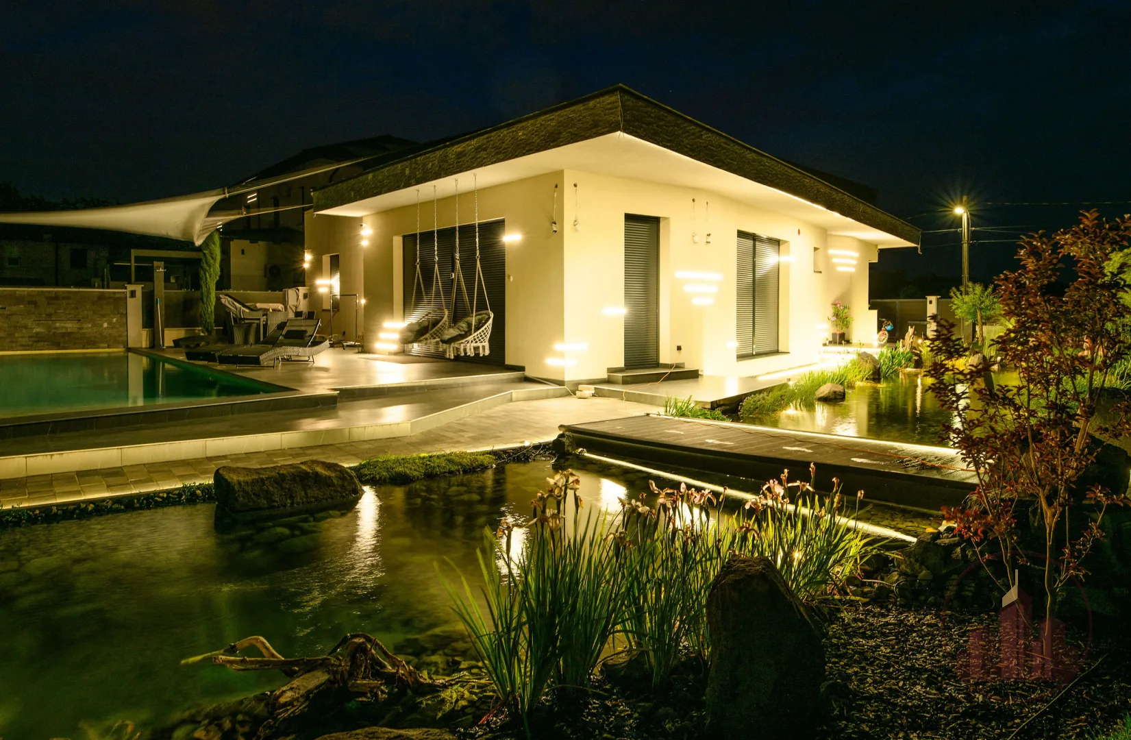 Prémium családi ház medencével, kerti tóval és szaunával Dunaharaszti kedvelt részén - kép 1