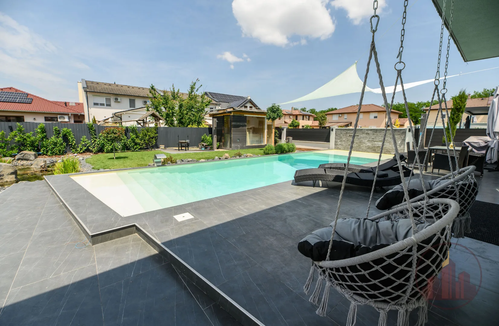 Prémium családi ház medencével, kerti tóval és szaunával Dunaharaszti kedvelt részén - kép 2