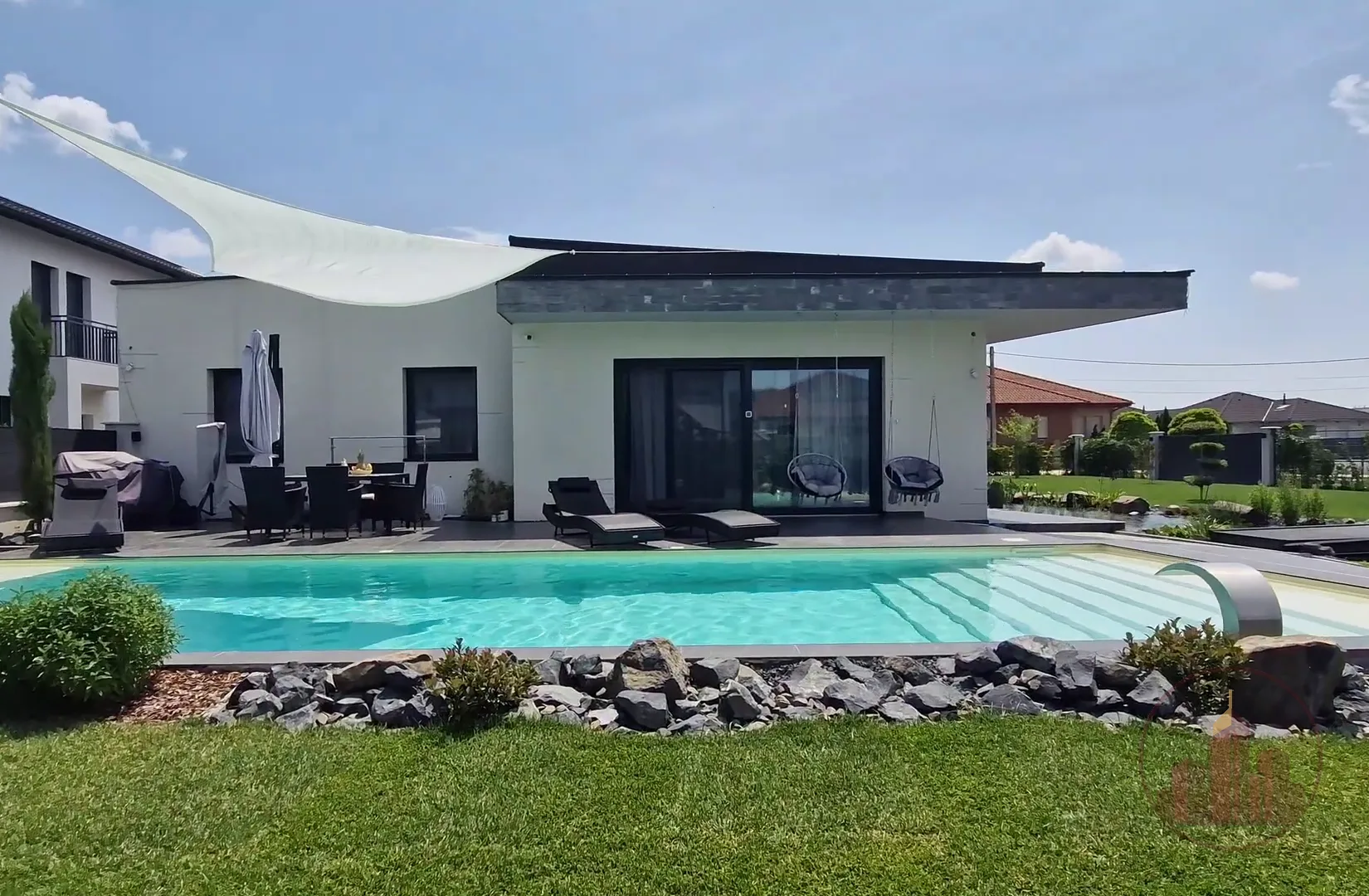 Prémium családi ház medencével, kerti tóval és szaunával Dunaharaszti kedvelt részén - kép 3